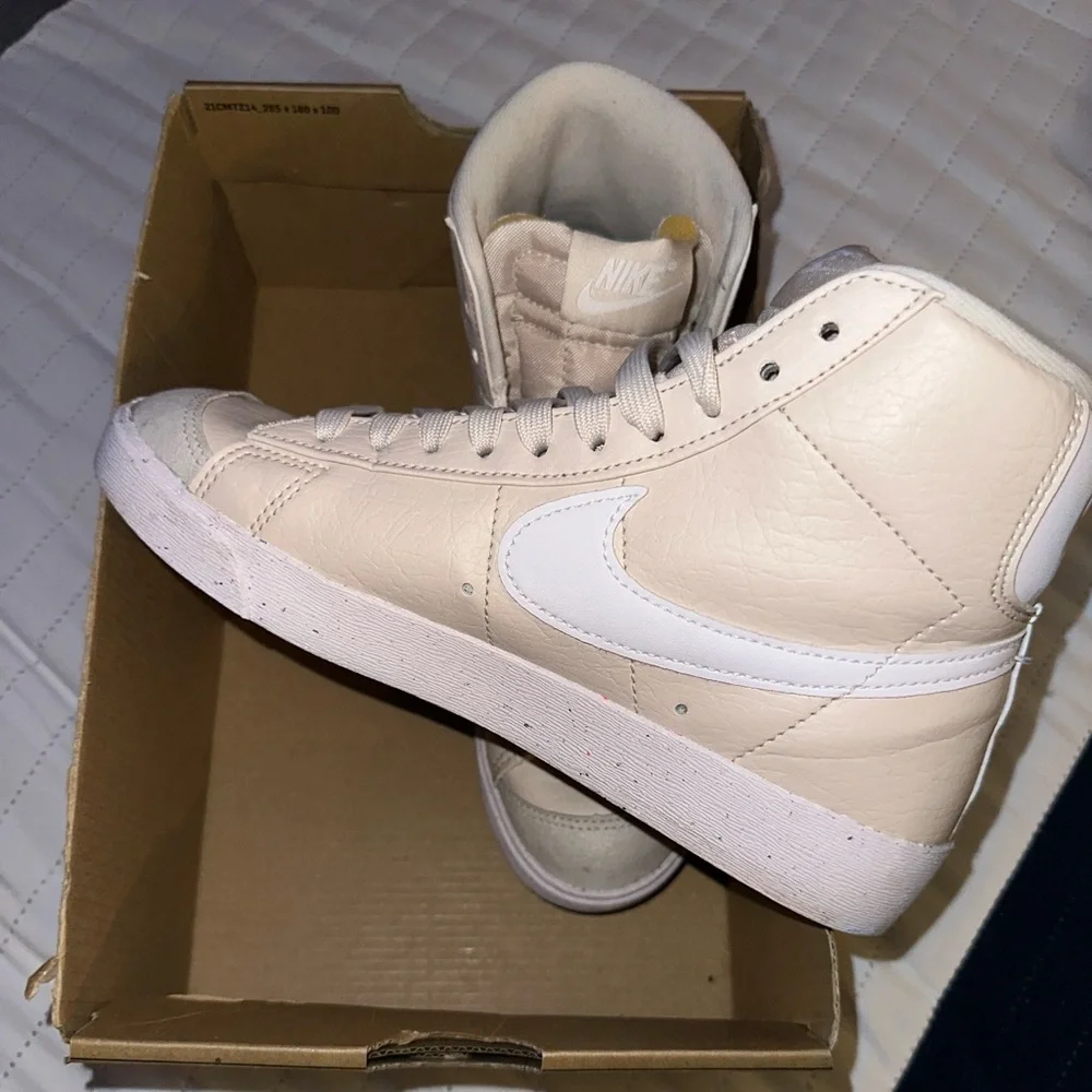 nike | women’s blazer mid ‘77 next nature white/cream/nude - Picture 4 of 8